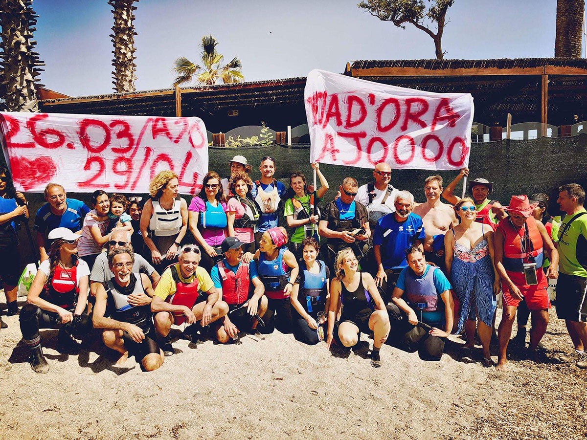 Carlo Coni completa il giro della Sardegna in kayak: l’emozionante arrivo al Poetto